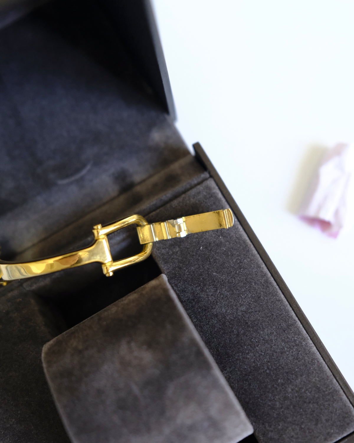 Vintage Gucci 1500L Gold Bangle Watch – Black Dial