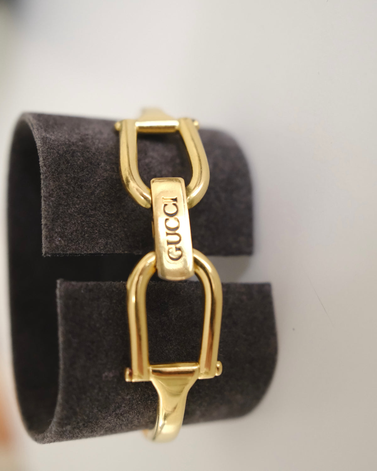 Vintage Gucci 1500L Gold Watch | Mother of Pearl Dial | Elegant Gold Bangle Bracelet | Classic Designer Timepiece