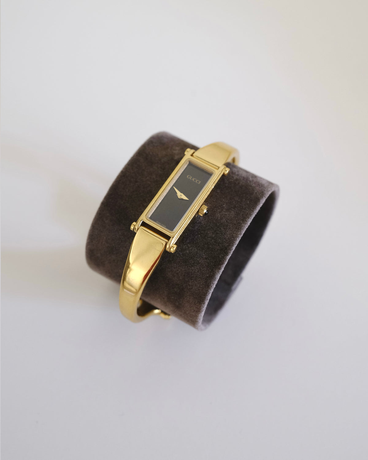 Vintage Gucci 1500L Gold Bangle Watch – Black Dial