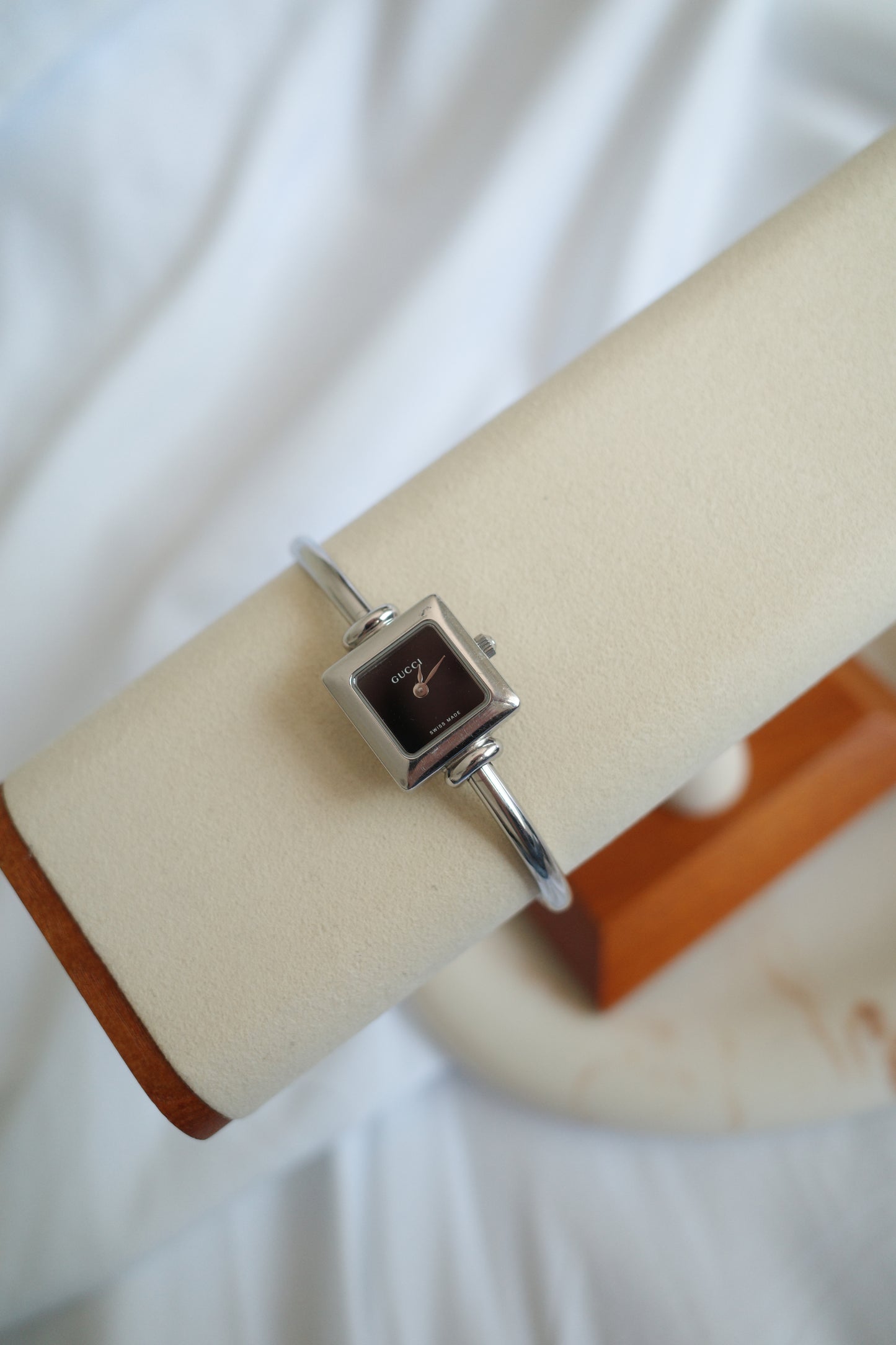 Vintage Gucci 1900L Silver Bangle Watch
