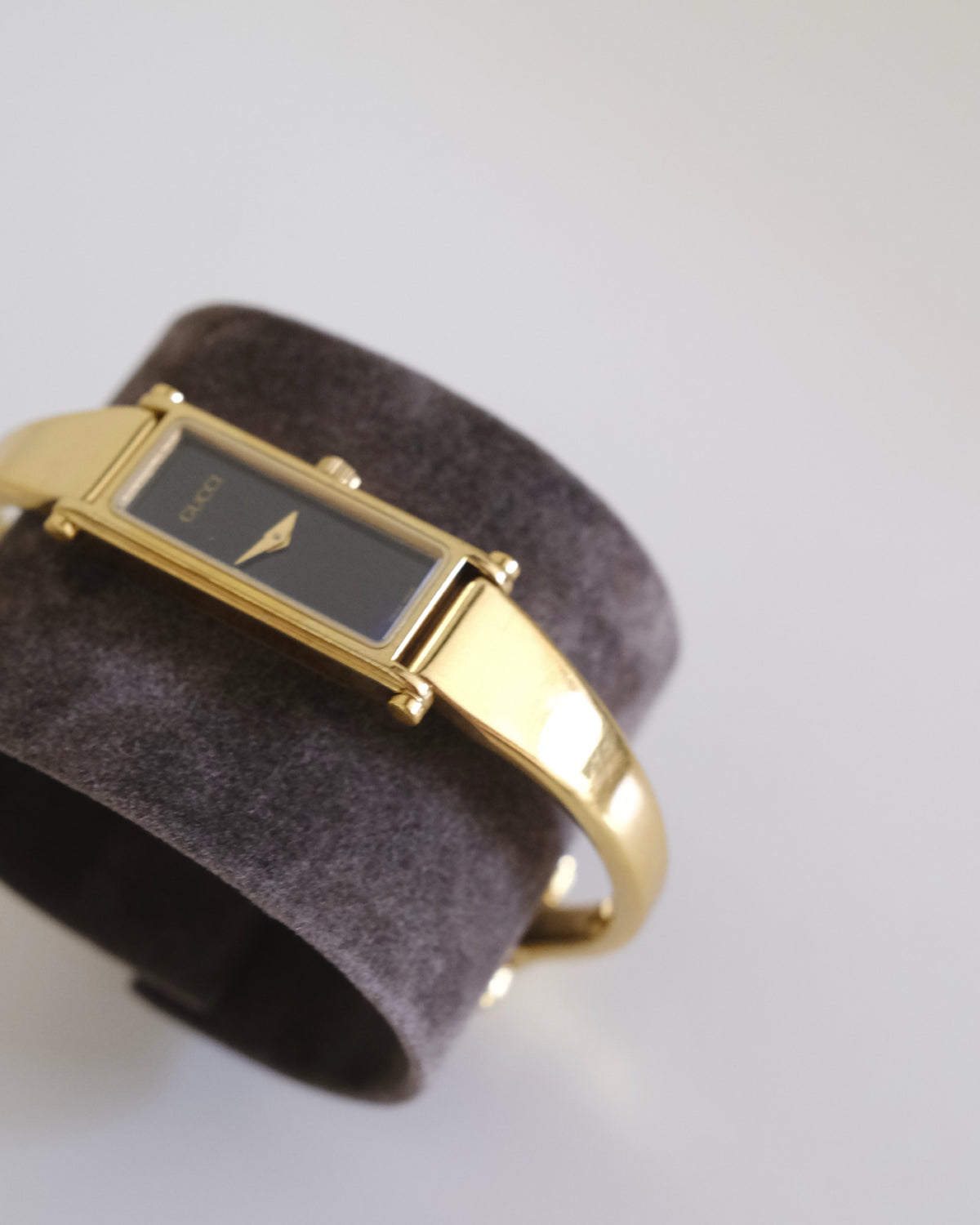 Vintage Gucci 1500L Gold Bangle Watch – Black Dial