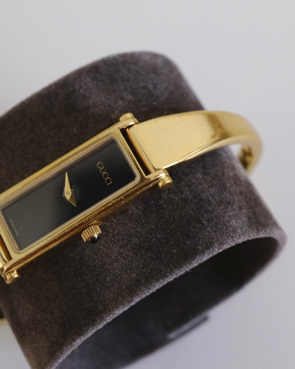 Vintage Gucci 1500L Gold Bangle Watch – Black Dial