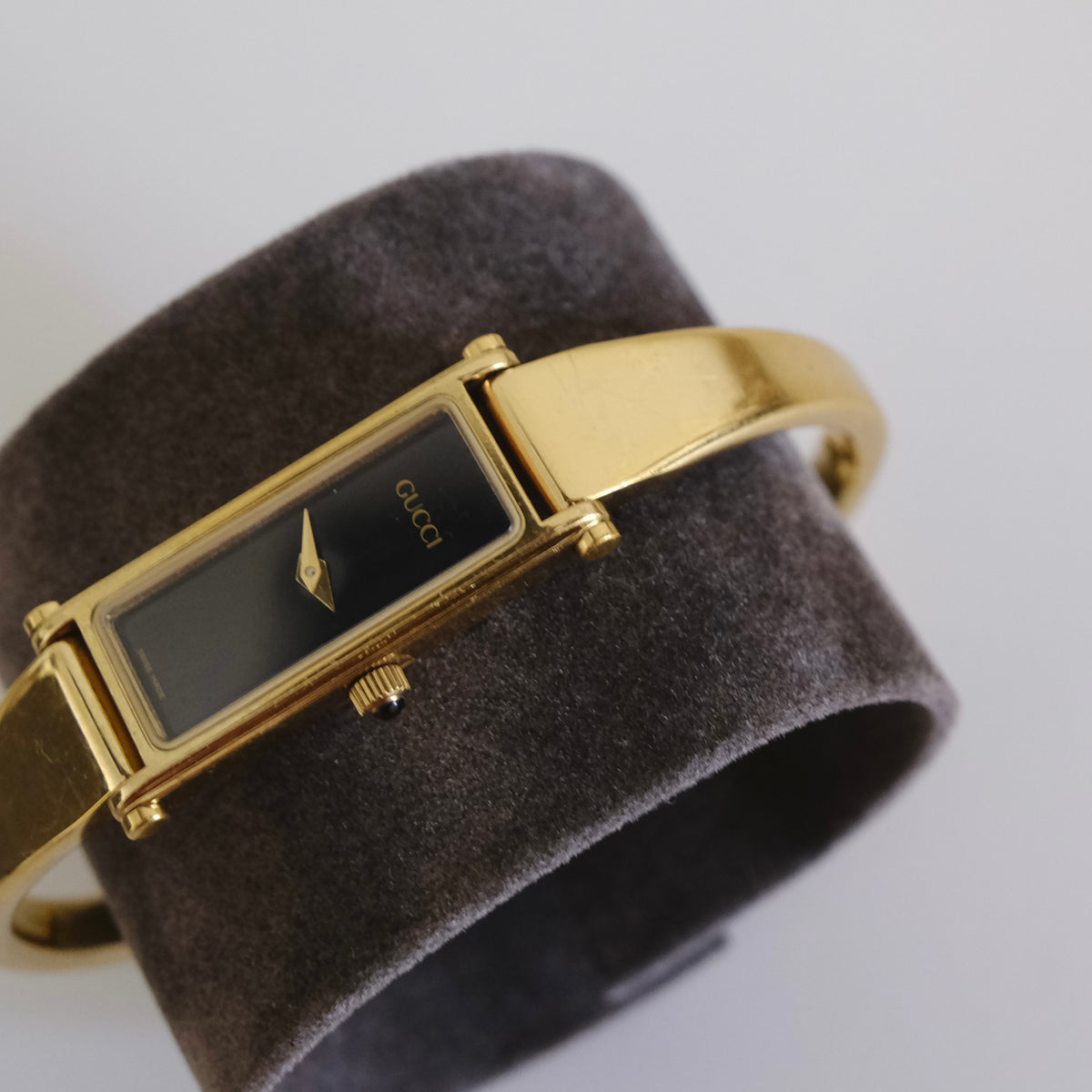 Vintage Gucci 1500L Gold Bangle Watch – Black Dial